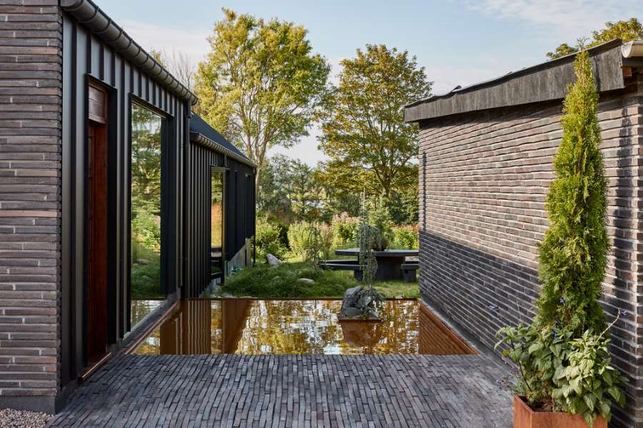 „Königliche“ Tür, gefunden in Christiania, montiert an einer Stahlfassade, Volstrupvej 63, 9240 Nibe